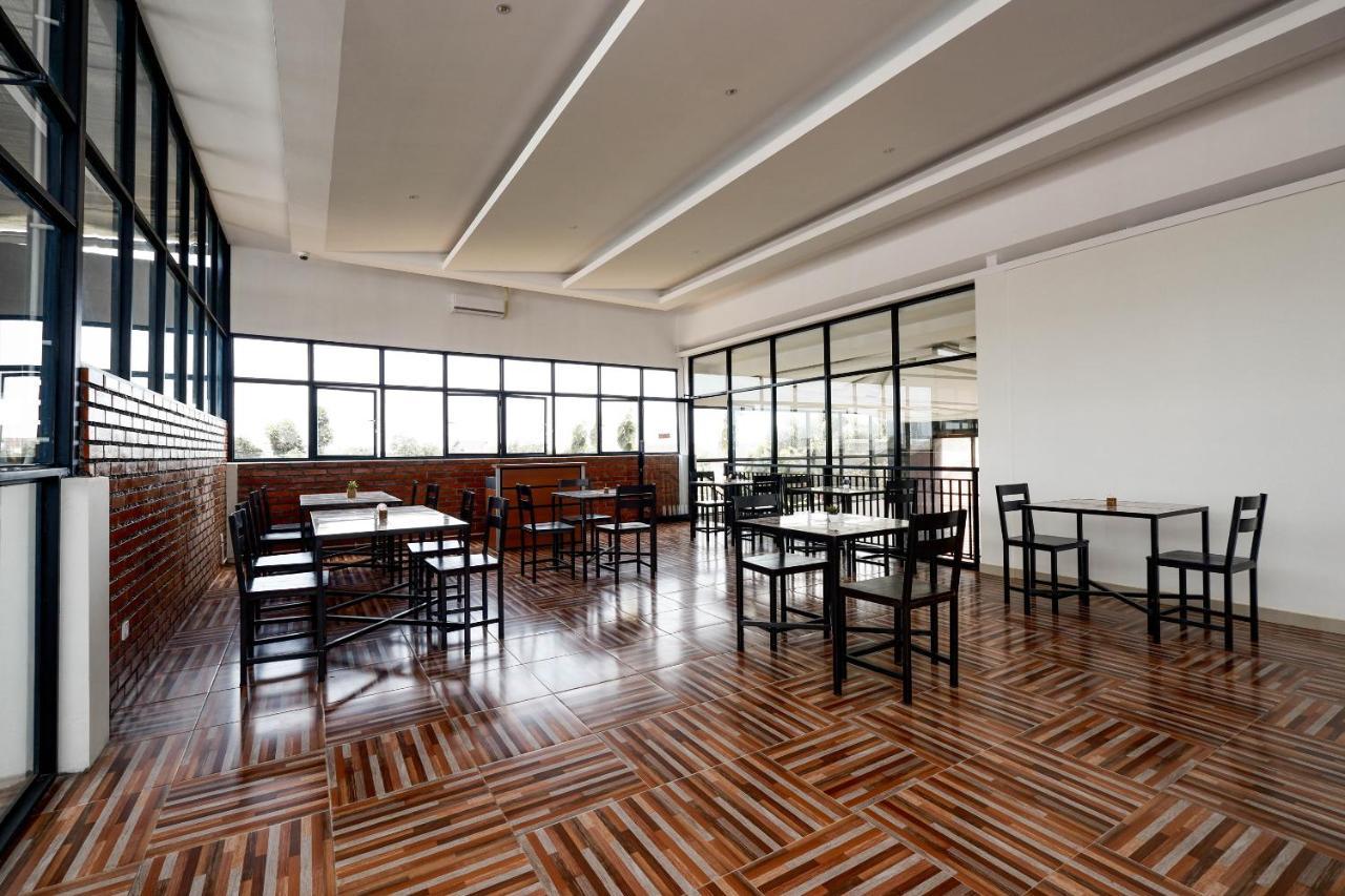 Oyo Flagship 2124 Kars Inn Semarang Esterno foto
